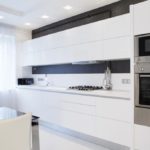 การออกแบบห้องครัวสีขาวเป็นเส้นในการตกแต่งภายในที่ทันสมัย