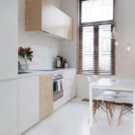 การออกแบบห้องครัวสีขาวลอฟท์ในอพาร์ตเมนต์ในเมือง