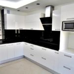 การออกแบบมุมห้องครัวสีขาวในอพาร์ตเมนต์ในเมือง