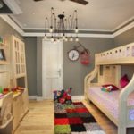 การออกแบบห้องเด็กสำหรับเด็กต่างเพศสองคนในอพาร์ตเมนต์ในเมือง