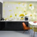 ภาพจิตรกรรมฝาผนังติดผนังในการตกแต่งภายในของห้องครัวในจานสีดำและสีขาวรวมกับเบาะ