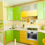 การรวมกันของสีห้องครัวสีเขียวภายในสีเหลืองอ่อน