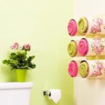 ห้องน้ำตกแต่งช่องสำหรับผ้าเช็ดตัวพร้อม decoupage