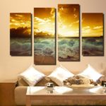 ציורי Quadriptych בפנים הסלון עם נוף ים