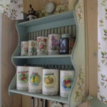 งานฝีมือ DIY สำหรับชั้นวางห้องครัวพร้อม decoupage