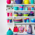 งานฝีมือ DIY สำหรับห้องครัวจานสว่างบนชั้นวาง