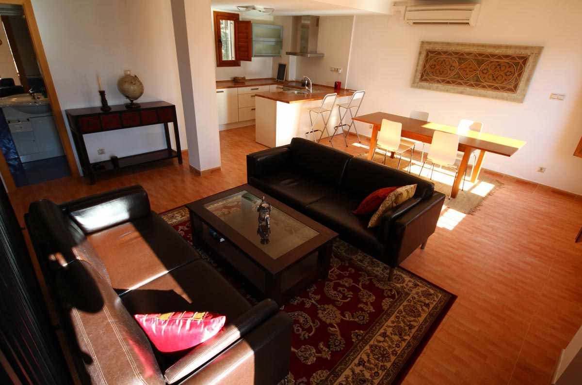 ตัวอย่างของการตกแต่งภายในที่สดใสของห้องนั่งเล่น 16 ตร.ม.