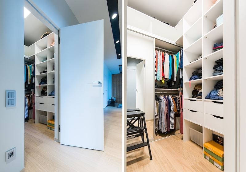 องค์กรของห้องแต่งตัวในโถงทางเดินของบ้านส่วนตัว