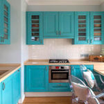 ห้องครัวสีฟ้าครามพร้อมท่อระบายอากาศสี่เหลี่ยมสีขาว