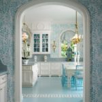 ห้องรับประทานอาหารในห้องครัวในโทนสีขาวและสีฟ้าได้กลายเป็นศูนย์รวมของอารมณ์ฤดูใบไม้ผลิและความสว่าง
