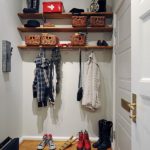 ชั้นวางเปิดในทางเดินของบ้านส่วนตัว