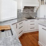 ตั้งค่าด้วย worktop หินเทียม
