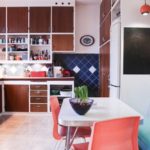 การตกแต่งภายในห้องครัวที่สดใสพร้อมโซฟาในพื้นที่รับประทานอาหาร