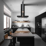 ห้องครัวพร้อมเฟอร์นิเจอร์สีดำในบ้านส่วนตัว