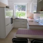 ห้องครัวของบ้านส่วนตัวพร้อมเฟอร์นิเจอร์สีขาว