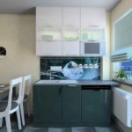 ผ้าม่านโรมันบนหน้าต่างของห้องครัวของบ้านสำเร็จรูป