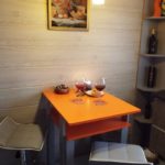 โต๊ะขนาดกะทัดรัดพร้อม worktop สีส้มในครัวครุสชอฟ