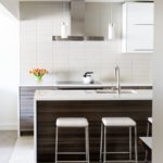 ทิวลิปสีแดงบนเคาน์เตอร์ครัว
