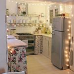 พวงมาลัย LED ในห้องครัวของบ้านในชนบท