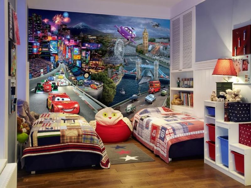 สองเตียงในเรือนเพาะชำพร้อมวอลล์เปเปอร์จาก Cartoon Cars