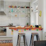 ห้องครัวที่ไม่มีตู้บนในบ้านในชนบท
