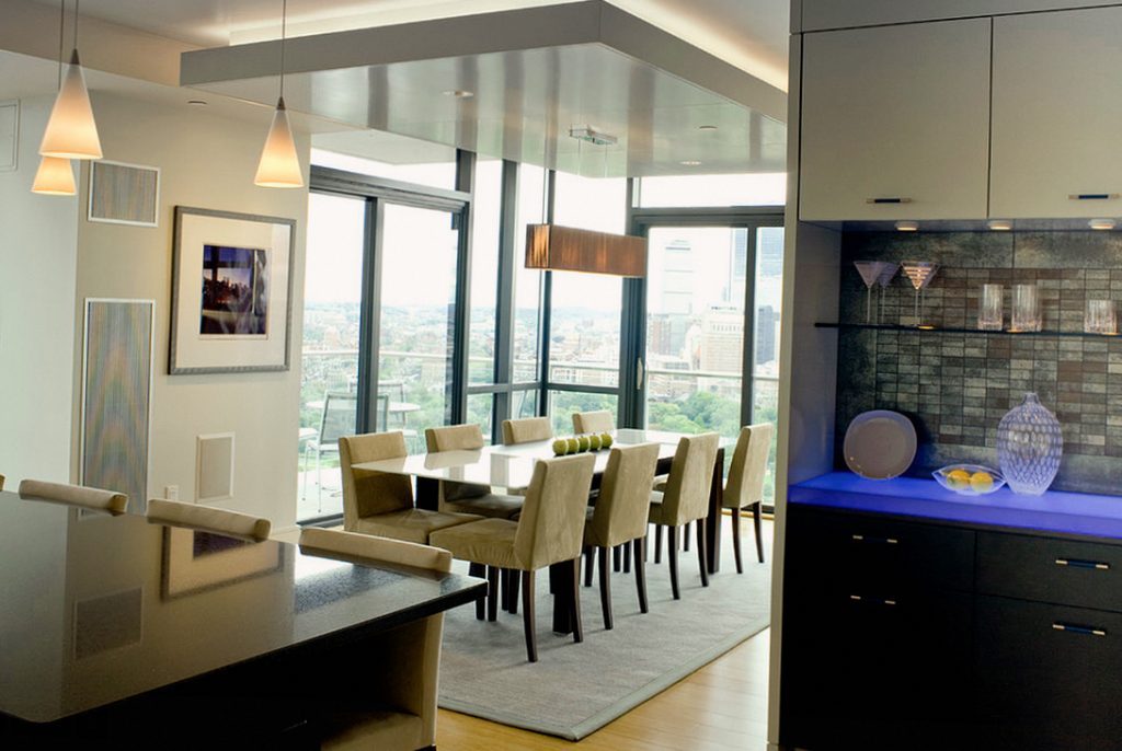 เพดานสองระดับในห้องครัวพร้อมพื้นที่รับประทานอาหารแยกเป็นสัดส่วน