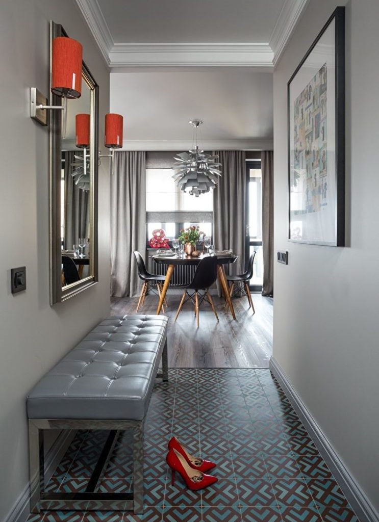 สีแดง sconces ที่ด้านข้างของกระจกในห้องโถง