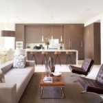 ห้องรวมห้องครัวและห้องนั่งเล่นพร้อมเคาน์เตอร์บาร์ยาว