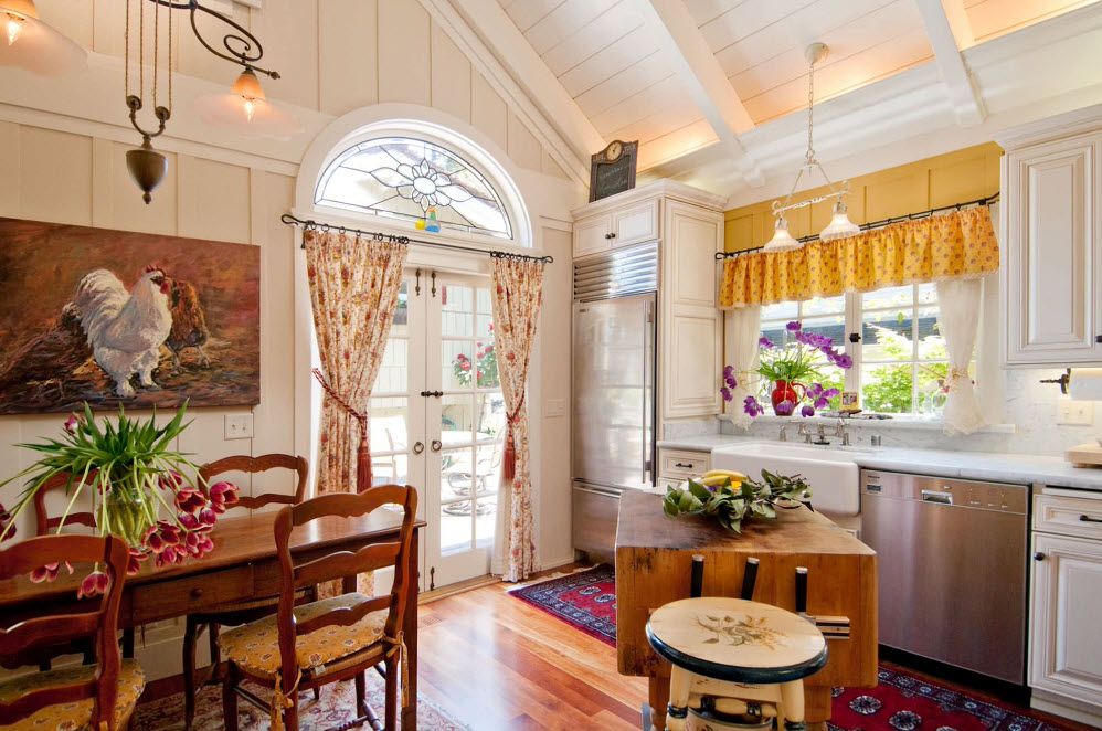 การตกแต่งภายในของห้องครัวประเทศที่มีผนังสีขาว