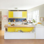 สีเหลืองในการตกแต่งภายในของห้องครัว