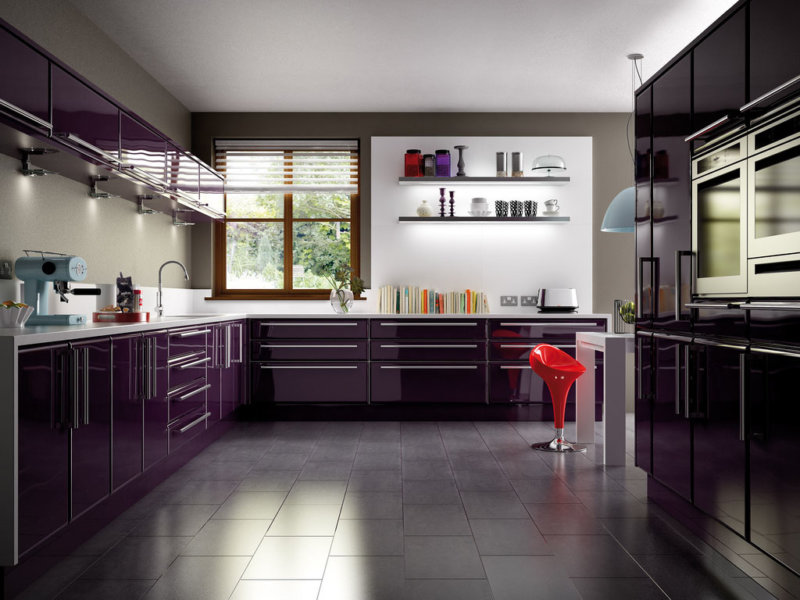 ห้องครัวสีเข้มพร้อมเพดานเคลือบสีขาว