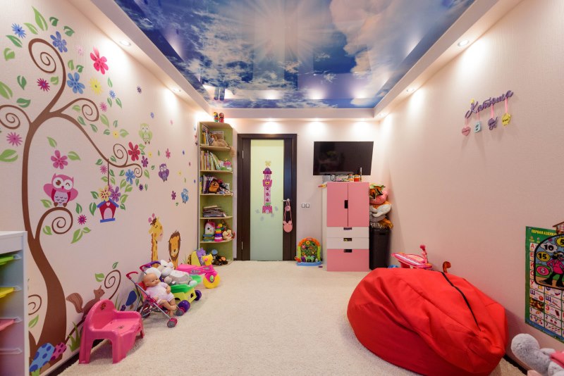 มีเมฆบนเพดานยืดในห้องเด็ก
