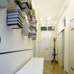 ห้องเก็บหนังสือในทางเดินของอพาร์ทเมนท์