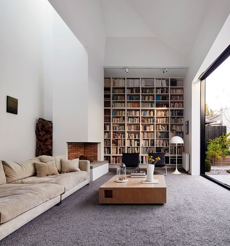 ห้องเก็บหนังสือในห้องนั่งเล่นของบ้านในชนบท