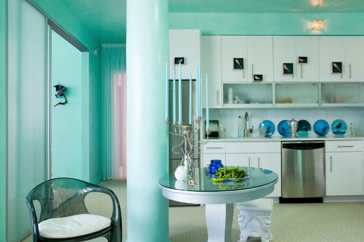 ชุดสีขาวในห้องครัวห้องรับประทานอาหารสีฟ้าคราม