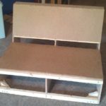 กรอบของโซฟาราคาถูกทำจาก chipboard