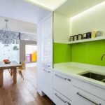 Pregača od limete na bijeloj pozadini radno područje čini radosnijim i ugodnijim.