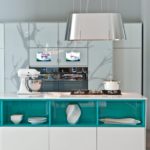 ชั้นวางสีเขียวขุ่นในเฟอร์นิเจอร์สีขาว