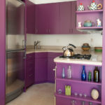ชั้นวางสีม่วงที่ส่วนท้ายของห้องครัว