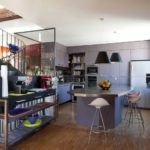 ห้องครัว - ห้องรับประทานอาหารพร้อมบันไดไปยังชั้นสองของบ้านส่วนตัว