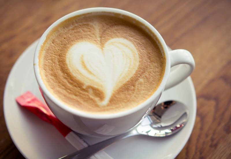 Cafea cu lapte într-o cană de porțelan