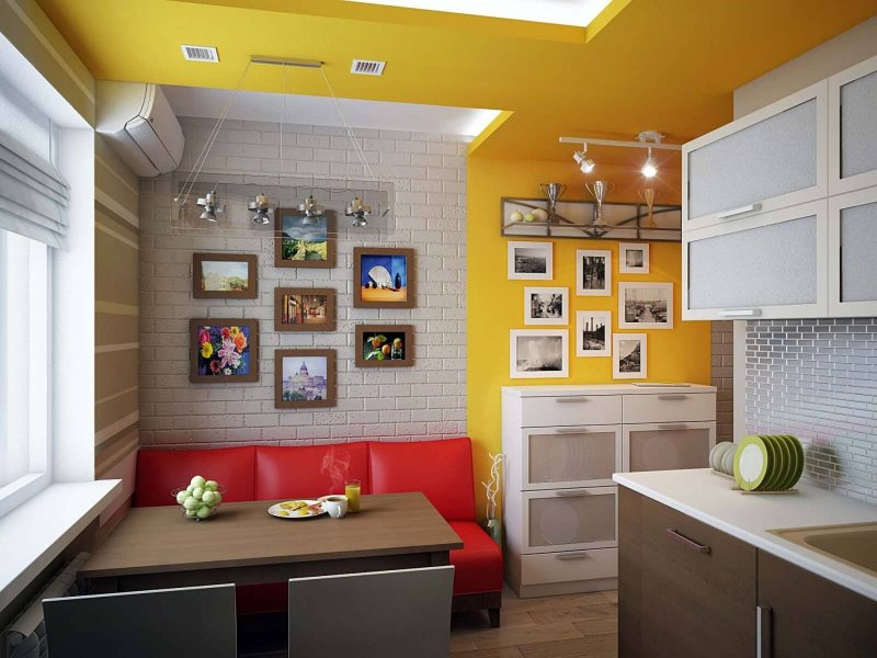 โซฟาแคบตรงกับเบาะสีแดงในห้องครัวที่มีผนังสีเหลือง