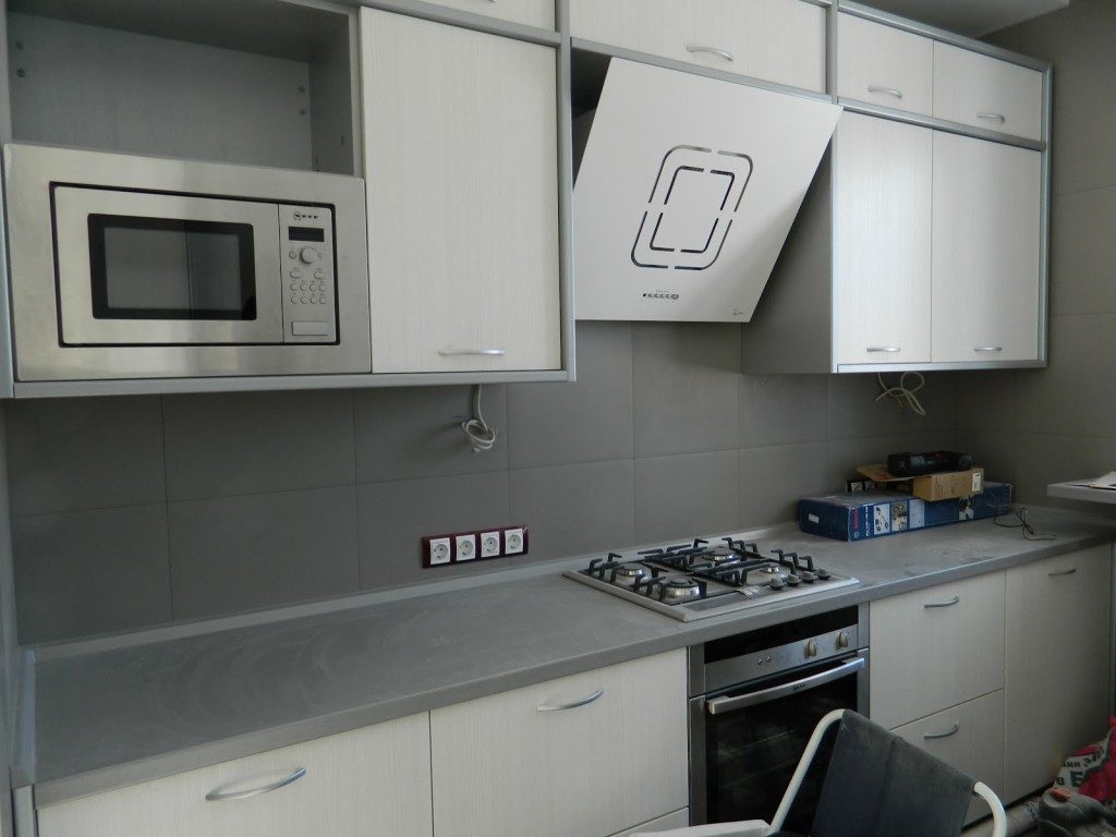 Staklena napa nad plinskim štednjakom u kuhinji