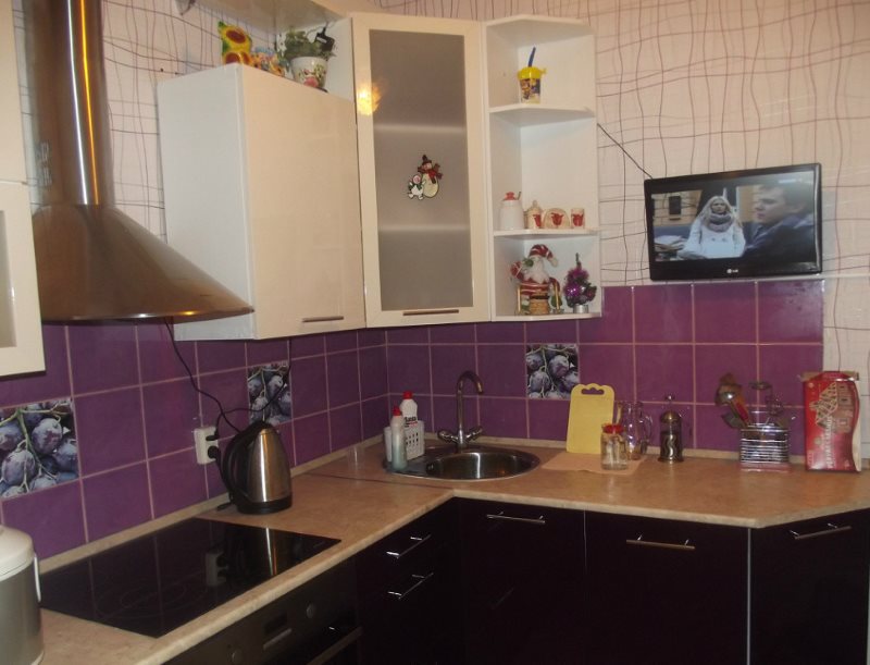ארונות תלויים מעל הכיור בפינה במטבח