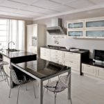 เครื่องดูดควันเอียงในการตกแต่งภายในของห้องครัวสีเบจ
