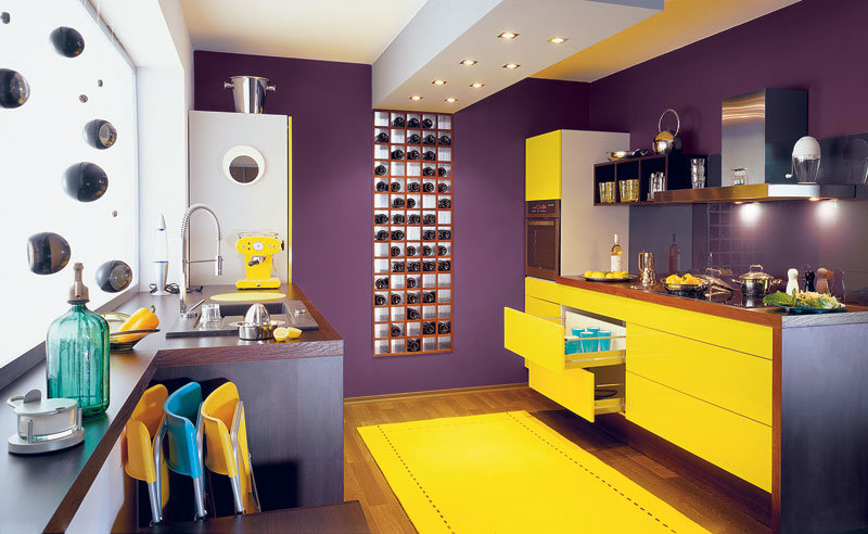 พรมสีเหลืองสดใสในครัวพร้อมผนังสีม่วง