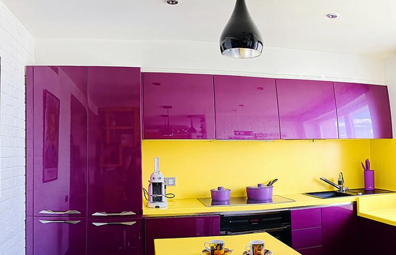 ผ้ากันเปื้อนสีเหลืองในการตกแต่งภายในของห้องครัวพร้อมเฟอร์นิเจอร์สีม่วง