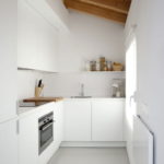 White tandem wood ceiling with warmth and comfort