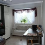 โซฟาพร้อมที่นอนในห้องครัวของบ้านแผง