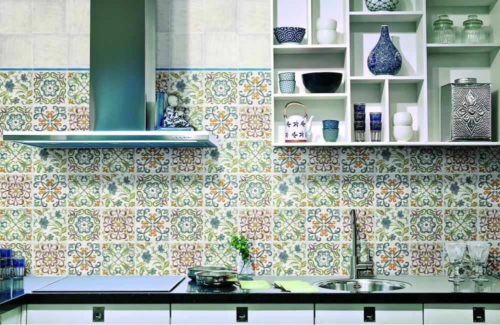 ตกแต่งผ้ากันเปื้อนครัวด้วยกระเบื้อง majolica
